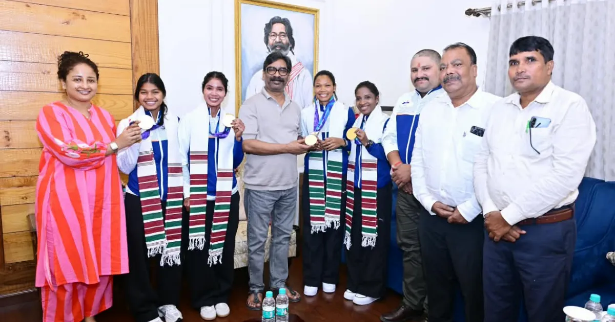 CM हेमंत सोरेन ने गोल्ड जीतने वाली झारखंड की 4 हॉकी खिलाड़ियों को किया सम्मानित, मिठाई खिलाकर बढ़ाया हौसला