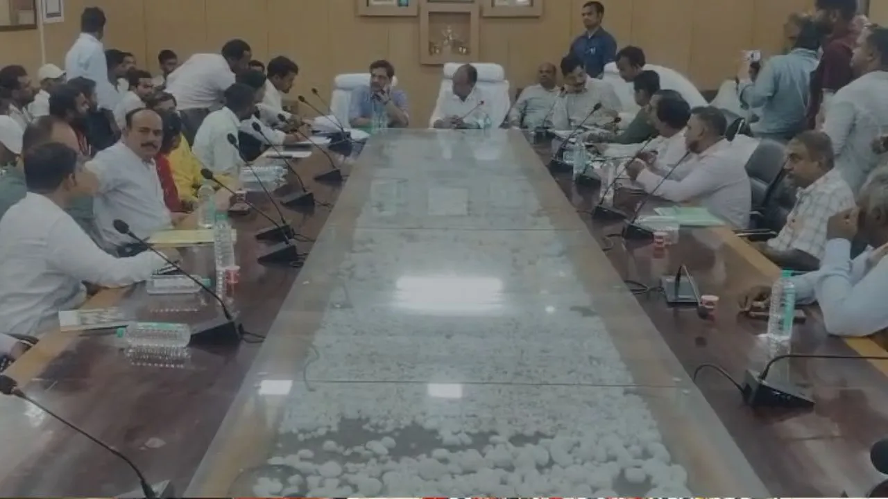 108 एंबुलेंस कर्मियों की हड़ताल जारी, स्वास्थ्य मंत्री इरफान अंसारी से वार्ता विफल