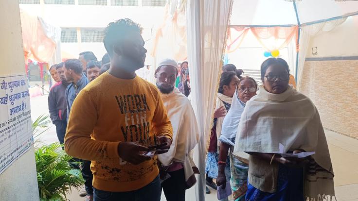 जिस स्कूल में सीएम देंगे वोट, वहां के बूथ नंबर 293 पर ईवीएम खराब