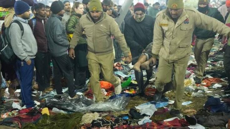 महाकुंभ में भगदड़ में 15 से अधिक लोगों की मौत के बाद भी अमृत स्नान जारी, 11 बजे तीनों शंकराचार्य करेंगे अमृत स्नान