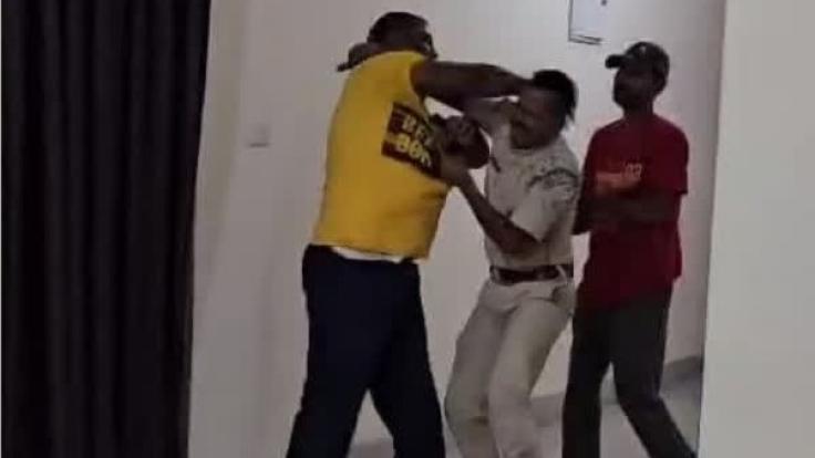 लालपुर थाना के अंदर 2 युवकों ने पुलिस पदाधिकारी को पीटा, पूर्व जेलर का बेटा है एक आरोपी