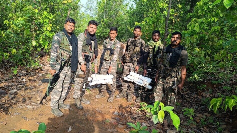 Jharkhand News: सारंडा जंगल में नक्सलियों की साजिश नाकाम, हथियारों का जखीरा बरामद