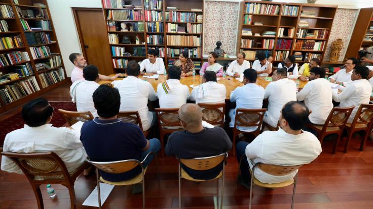 राहुल गांधी के साथ आदिवासी नेताओं की बैठक, शिल्पी नेहा तिर्की ने उठाया लैंड डिजिटाइजेशन का मुद्दा, कहा : रघुवर सरकार ने साजिश रची थी