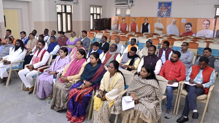 हार के बाद बैक बेंचर बने बीजेपी के फ्रंटफुट वाले नेता, समीक्षा बैठक में मुंह छिपाते नजर आये