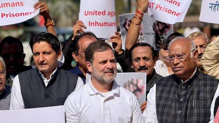 अमेरिका से 104 भारतीयों के डिपोर्टेशन पर संसद में हंगामा, विपक्षी सांसदों ने हथकड़ी लगाकर किया प्रदर्शन