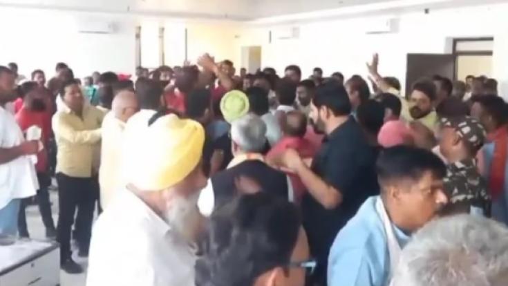 बाबूलाल से नहीं संभल रही बीजेपी, दुमका, देवघर के बाद अब धनबाद में पार्टी की बैठक में मारपीट