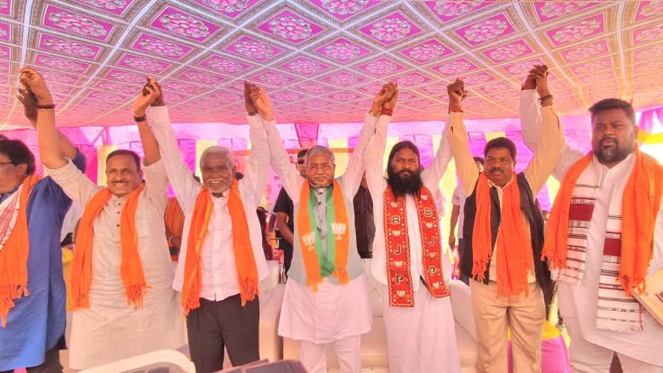 छठ में भी घाटशिला में जमे हैं बीजेपी के स्टार प्रचारक, बाबूलाल के लिए मांग रहे वोट