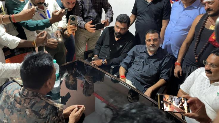 भगोड़ा नहीं हूं... गिरफ्तारी देने थाना पहुंचे सांसद निशिकांत दुबे, पुलिस ने लौटाया