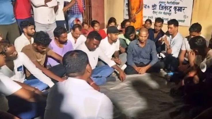 सुखराम महतो के शव के साथ धरने पर बैठे जयराम महतो, आरोपी BDO अन्वेषा ओना गये छुट्टी पर