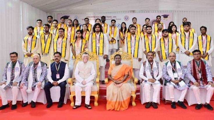 IIT ISM के दीक्षांत समारोह में बोंलीं राष्ट्रपति: नैतिकता, नवाचार और सेवा भाव को बनाएं जीवन का आधार