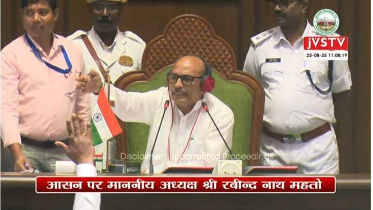 झारखंड विधानसभा में बीजेपी विधायकों ने फाड़े पोस्टर, फर्जी एनकाउंटर बंद करो के लगे नारे, सत्ता पक्ष के विधायक भी वेल में कूदे