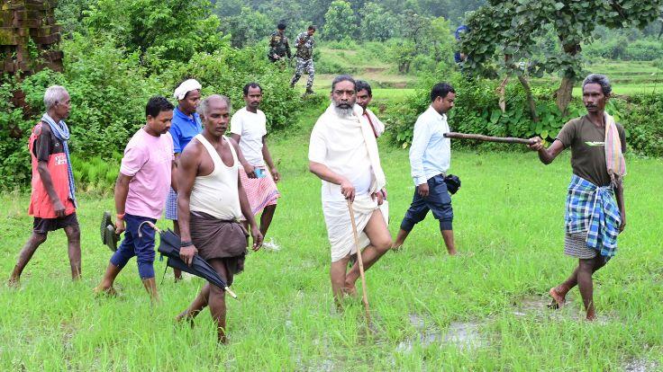 खेत में उतरे सीएम हेमंत सोरेन, धान रोपनी का किया अवलोकन