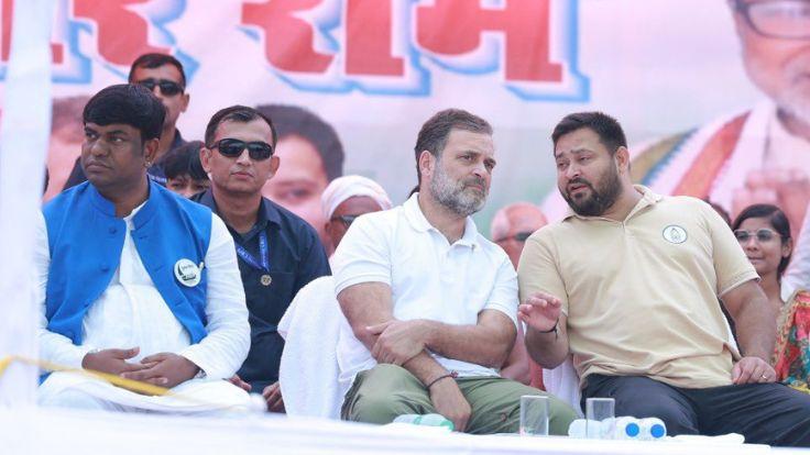 दरभंगा रैली में तेजस्वी यादव का मोदी पर निशाना - बोले, “उद्योग गुजरात में लगाते हैं, वोट बिहार से लेते हैं”