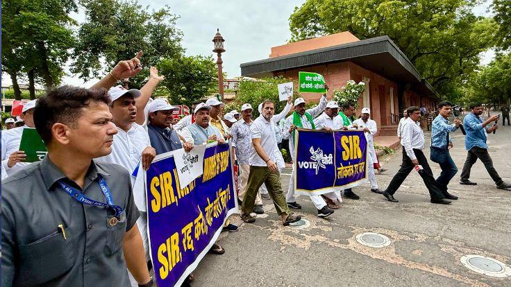 ‘वोट चोरी’ के खिलाफ संसद से सड़क तक संग्राम... पार्लियामेंट से इलेक्शन कमीशन तक INDI गठबंधन का पैदल मार्च, 250 सांसद गिरफ्तार