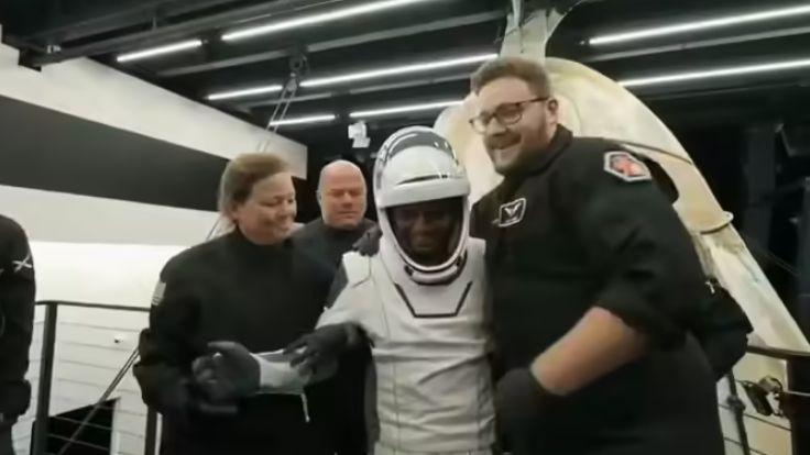 धरती पर लौट आये शुभांशु शुक्ला, कैलिफोर्निया तट पर प्रशांत महासागर में ड्रैगन यान की लैंडिंग