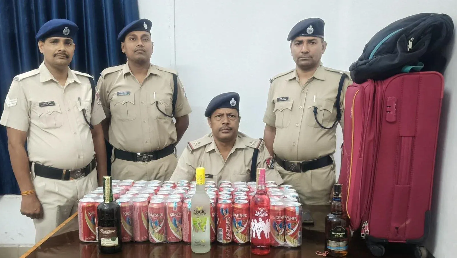 Dhanbad: गंगा-दामोदर एक्सप्रेस के पास संदिग्ध बैग से बीयर और विदेशी शराब बरामद