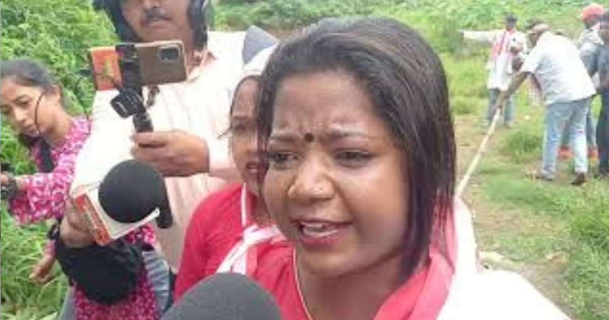 अमर्यादित भाषा के आरोप में घिरीं निशा भगत, FIR की मांग लेकर थाने पहुंचीं महिलाएं