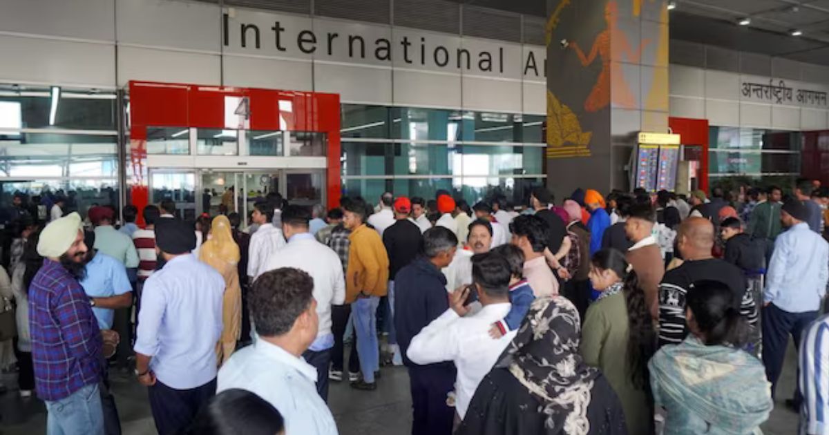 इंडिगो के 300 फ्लाइट कैंसिल… शेयरों में आई तगड़ी गिरावट, DGCA ने मांगा जवाब