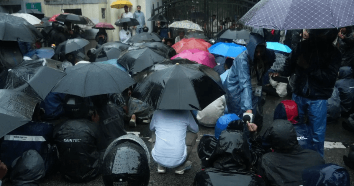 बारिश में भी प्रोजेक्ट भवन के बाहर डटे JSSC-CGL के चयनित अभ्यर्थी, नौकरी बचाने की लड़ाई तेज