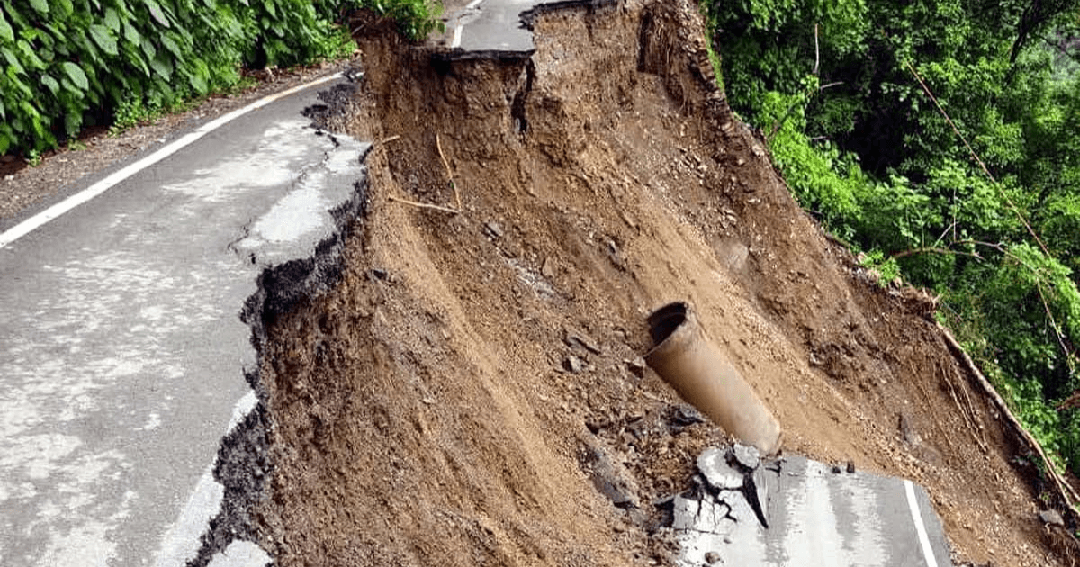 उत्तराखंड में भारी बारिश से तबाही, मसूरी-कैंपटी मार्ग का बड़ा हिस्सा धंसा