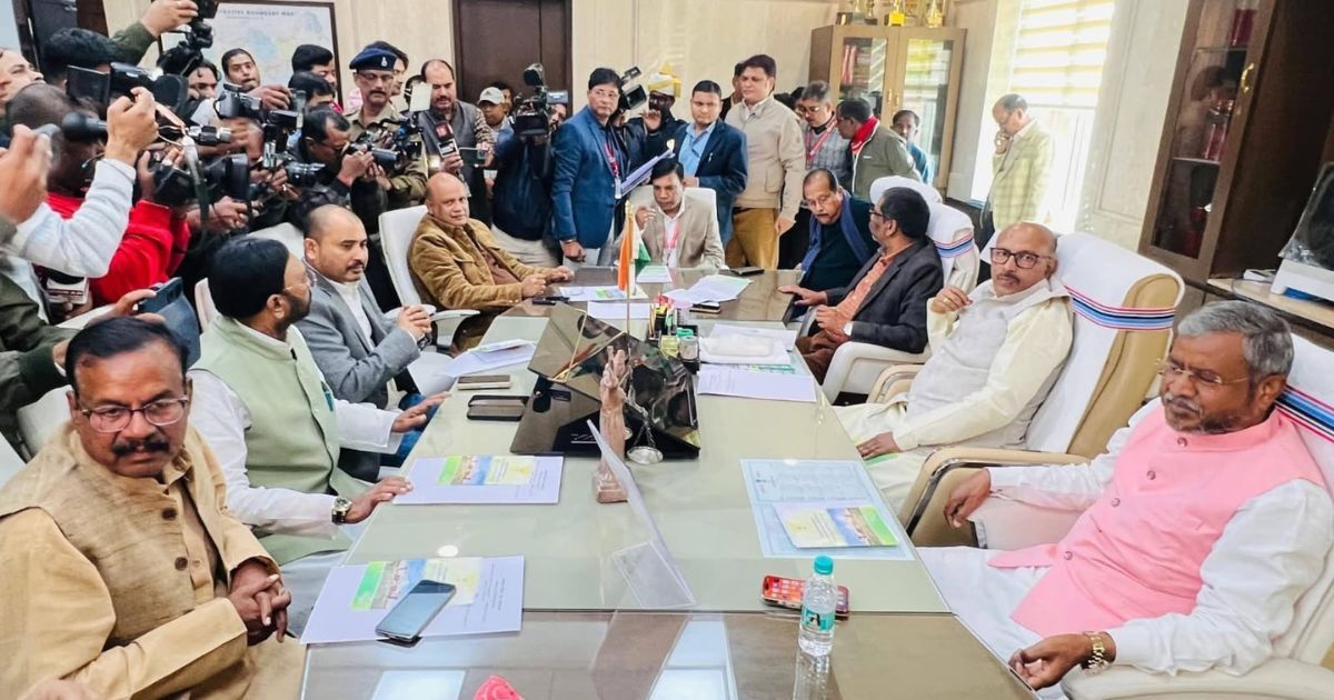 बैठक में एक साथ बैठे हेमंत सोरेन और बाबूलाल मरांडी, जाने क्या हुई चर्चा?