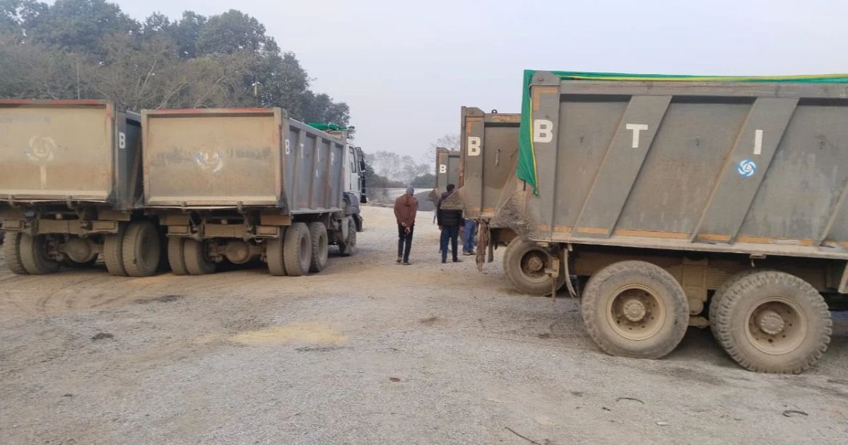 डंपिंग प्लांट की आड़ में अवैध बालू कारोबार का भंडाफोड़, 6 हाइवा जब्त