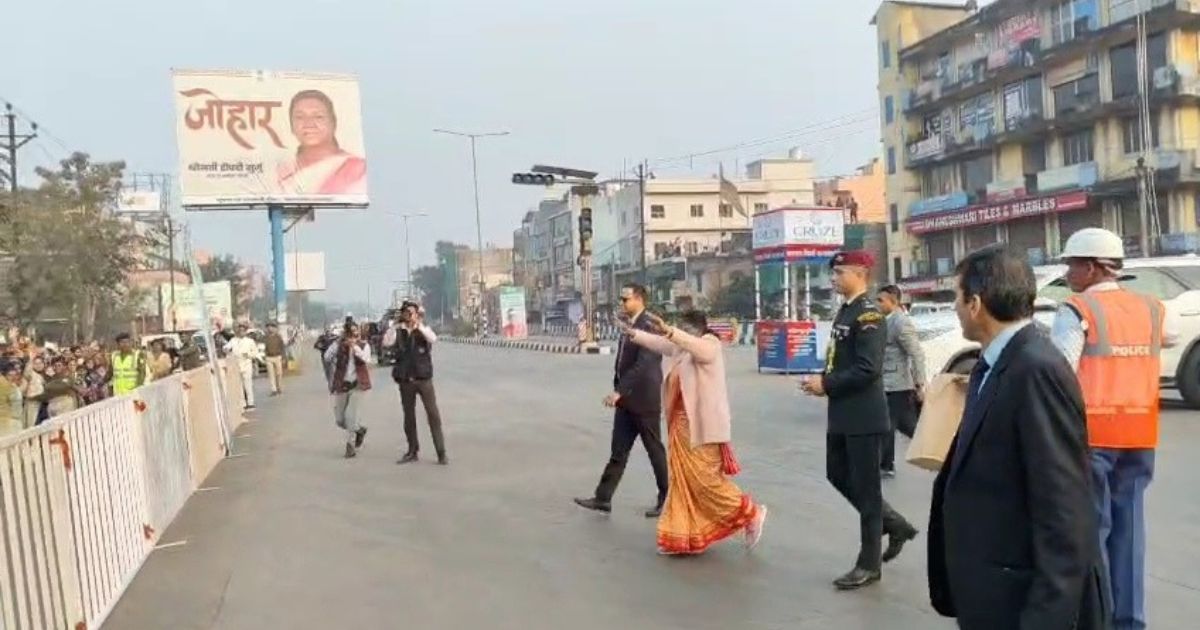 राष्ट्रपति द्रौपदी मुर्मू ने तोड़ा प्रोटोकॉल, सड़क पर उतरकर लोगों का किया अभिवादन