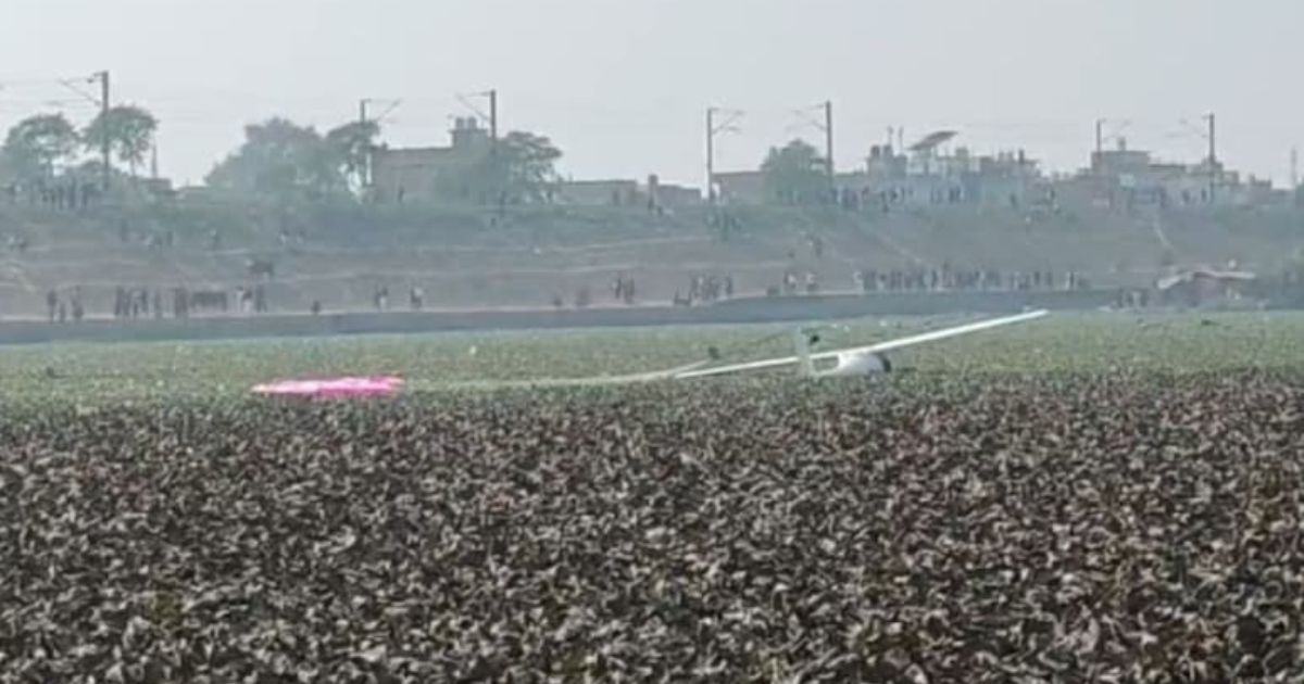 BREAKING: प्रयागराज में वायुसेना का ट्रेनी विमान क्रैश, तालाब में गिरा एयरक्राफ्ट, दोनों पायलट सुरक्षित