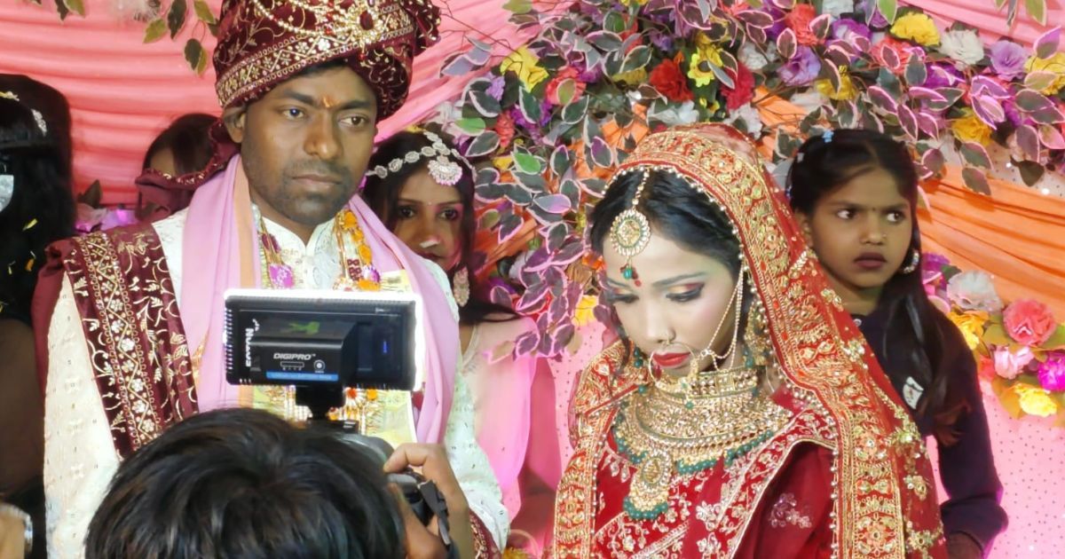 बक्सर शादी में फिल्मी ड्रामा! प्रेमी ने दुल्हन को गोली मारी, गंभीर हालत में वाराणसी रेफर – वीडियो देखें