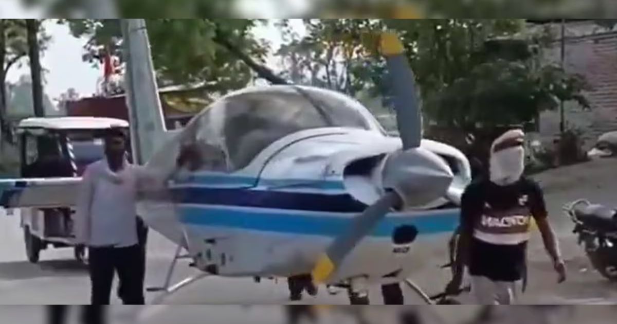सड़क पर युवकों ने धक्का देकर चलाया विमान, अमेठी का VIDEO हुआ वायरल