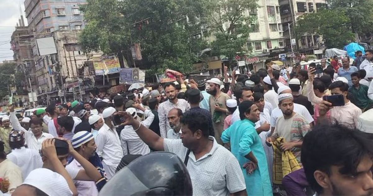 कोलकाता में सड़क पर नमाज को लेकर हंगामा, पुलिस और नमाजियों में टकराव