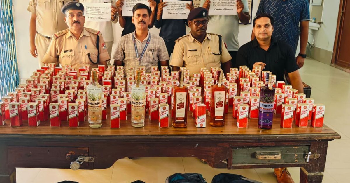 चलती ट्रेन में शराब तस्करी का भंडाफोड़, 36.690 लीटर विदेशी शराब के साथ चार तस्कर गिरफ्तार