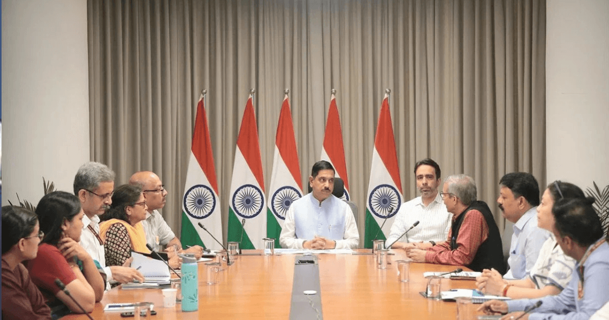 प्रह्लाद जोशी ने संभाला केंद्रीय शिक्षा मंत्रालय का अतिरिक्त प्रभार, परीक्षा सुधार पर रहेगा फोकस