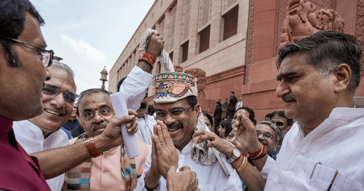 संसद पहुंचे धर्मेंद्र प्रधान का NDA सांसदों ने किया भव्य स्वागत, पाग पहनाकर सदन तक ले गए