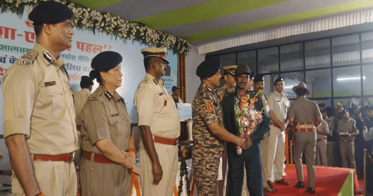 झारखंड में नक्सलियों का बड़ा आत्मसमर्पण, 15 लाख के इनामी कमांडर समेत 16 ने डाले हथियार