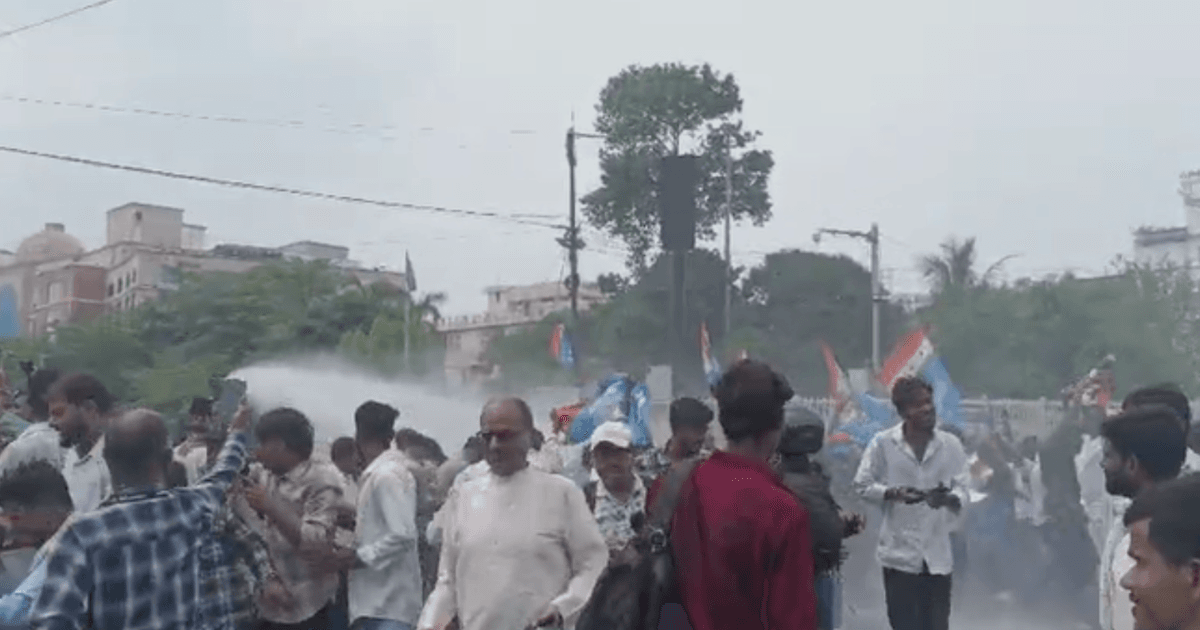पटना में NSUI का जोरदार प्रदर्शन, बैरिकेडिंग तोड़ इनकम टैक्स चौराहा पहुंचे प्रदर्शनकारी; वाटर कैनन से रोका
