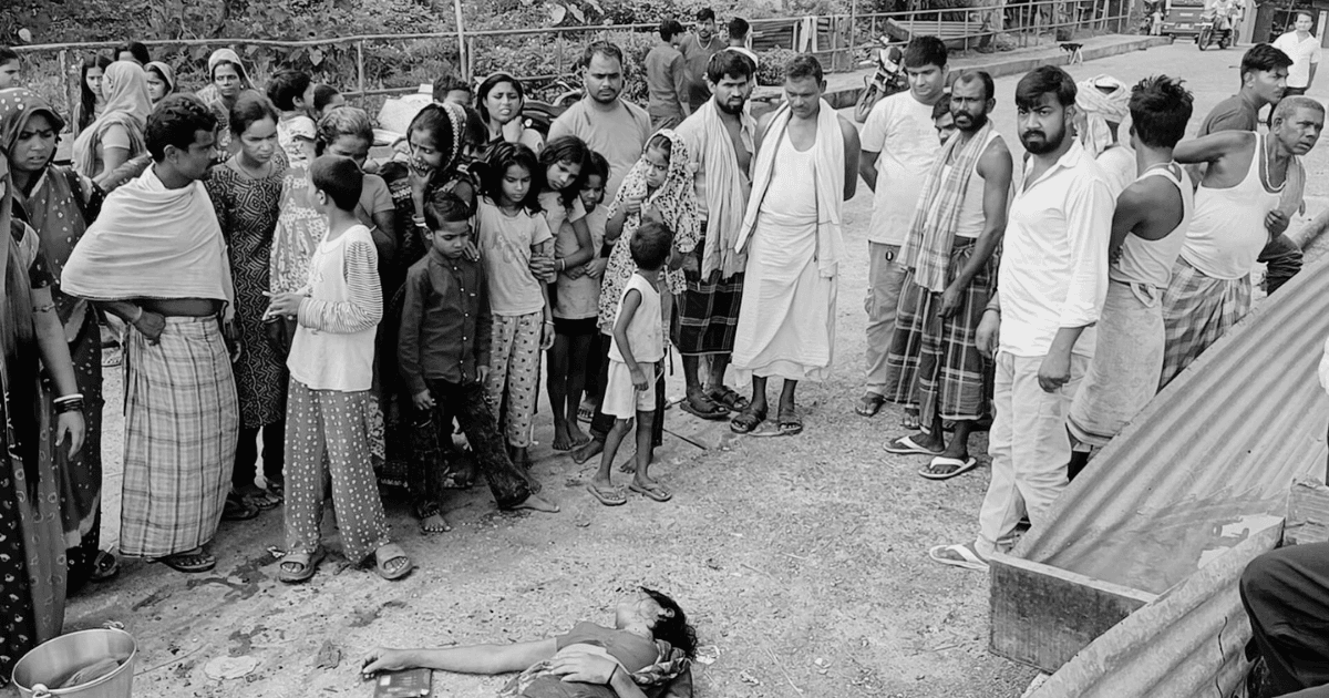 गंगा में बहती मिली अज्ञात महिला, बिजली घाट पर लोगों ने निकाला, अस्पताल में मौत