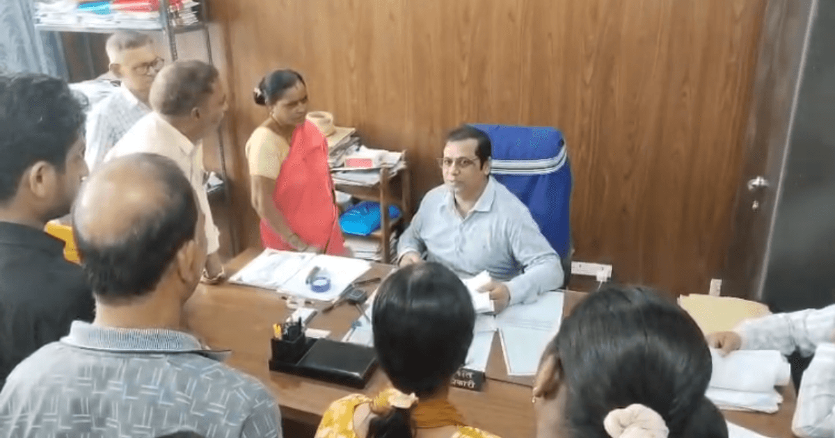 Jharkhand SIR: पुराने दस्तावेजों ने बढ़ाई टेंशन, रांची समाहरणालय में लोगों की भीड़