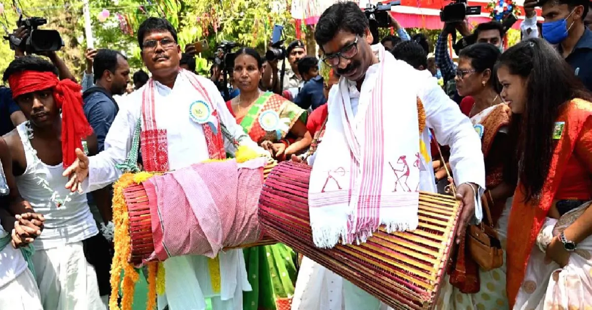 आदिवासी संस्कृति की धड़कन मांदर को मिला GI Tag, जानिए क्यों खास है लाल मिट्टी से बना यह पारंपरिक वाद्य