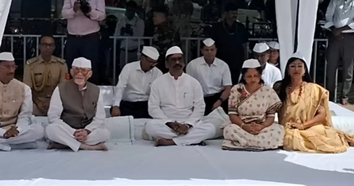 रांची: गांधी जयंती पर बापू वाटिका में राज्यपाल और मुख्यमंत्री ने किया माल्यार्पण
