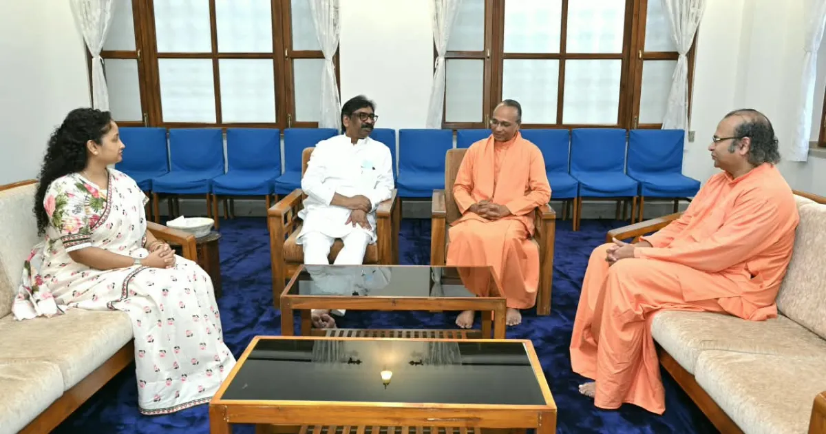 मुख्यमंत्री हेमंत सोरेन और कल्पना सोरेन पहुंचे योगदा सत्संग आश्रम, स्वामी ईश्वरानंद और निर्मलानंद से की मुलाकात