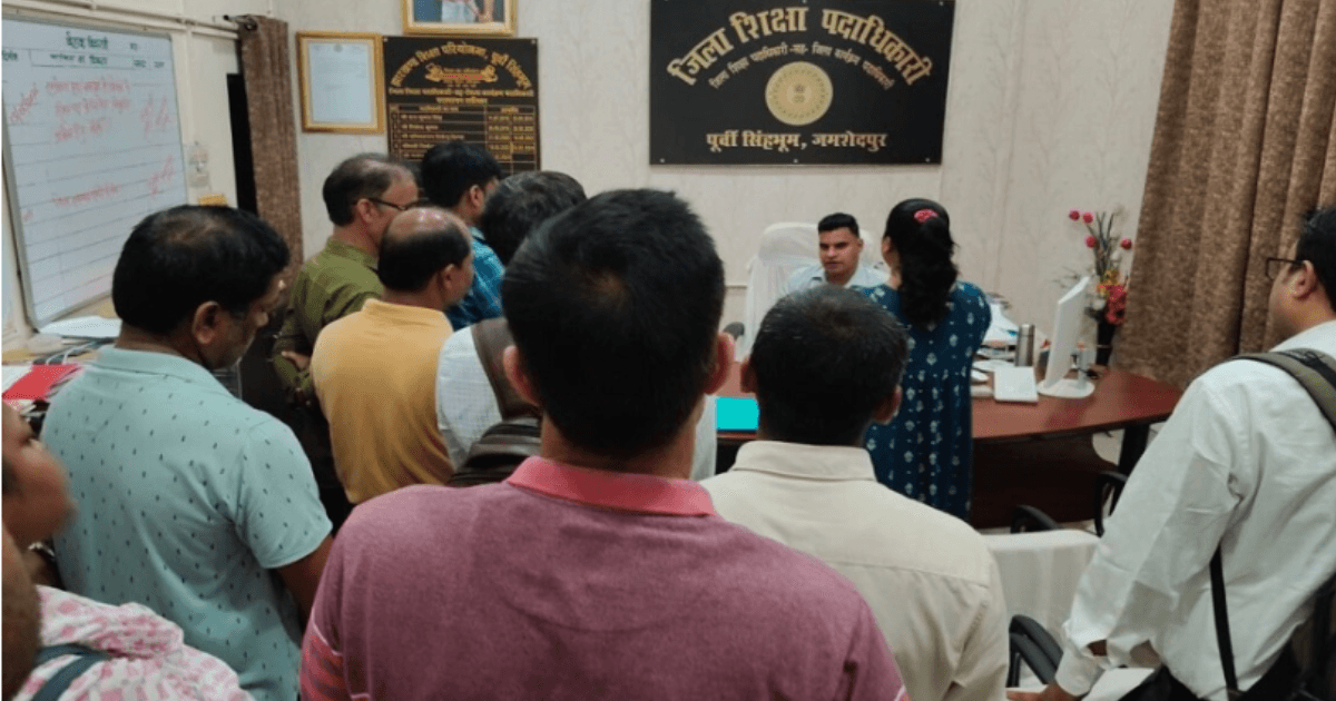 दो महीने से वेतन नहीं मिलने पर शिक्षकों का फूटा गुस्सा, DEO कार्यालय का किया घेराव