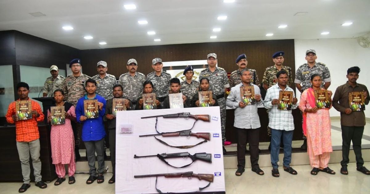 महाराष्ट्र के गढ़चिरौली में 11 हार्डकोर नक्सलियों ने डाले हथियार, 82 लाख के ईनाम थे घोषित