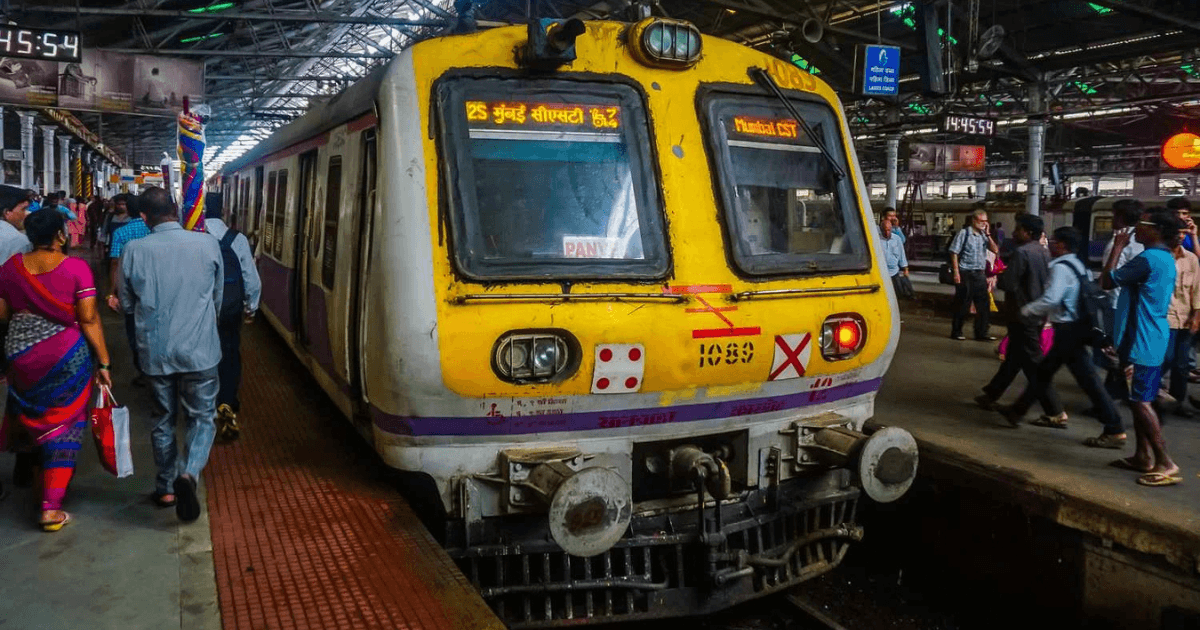 बारिश के बीच चलती मुंबई लोकल ट्रेन में खूनी विवाद, 22 वर्षीय युवक की चाकू मारकर हत्या
