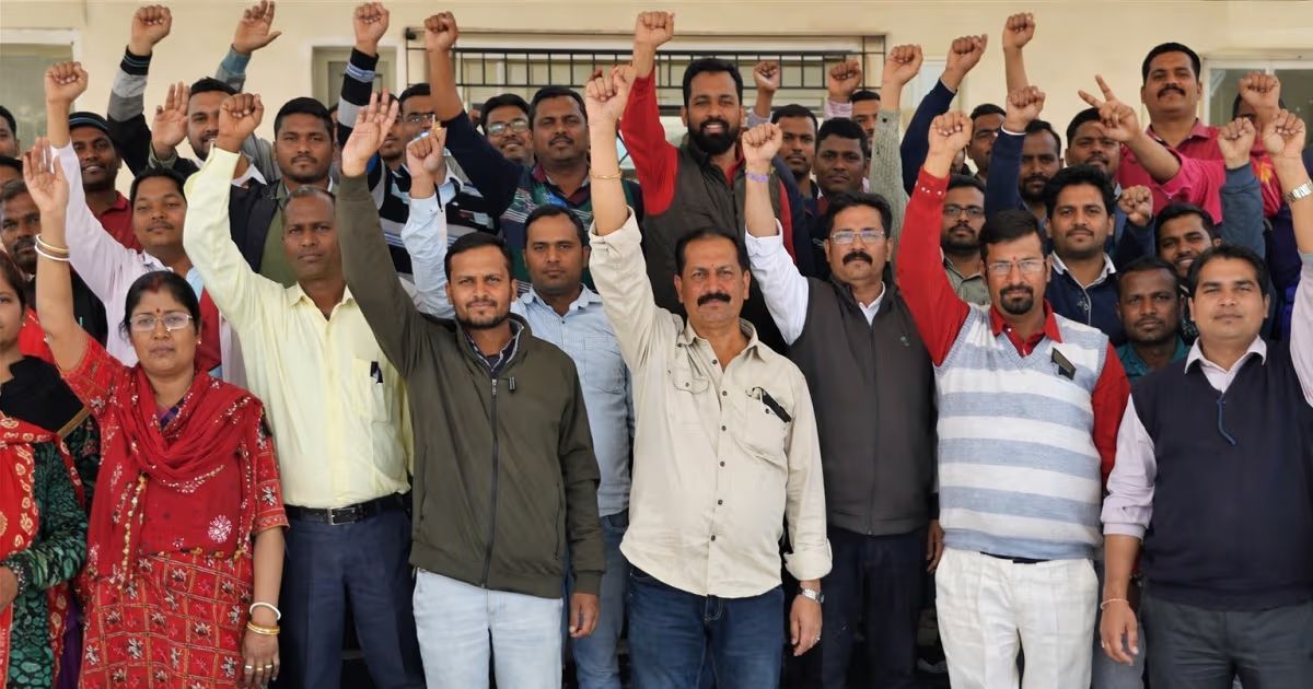 DSPMU में शिक्षकेत्तर कर्मचारियों का पेन डाउन आंदोलन दूसरे दिन भी जारी, कामकाज प्रभावित