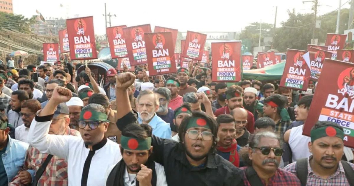 नई दिल्ली-ढाका तनाव: बांग्लादेश के राजदूत तलब, ढाका में भारतीय उच्चायोग के बाहर विरोध-प्रदर्शन