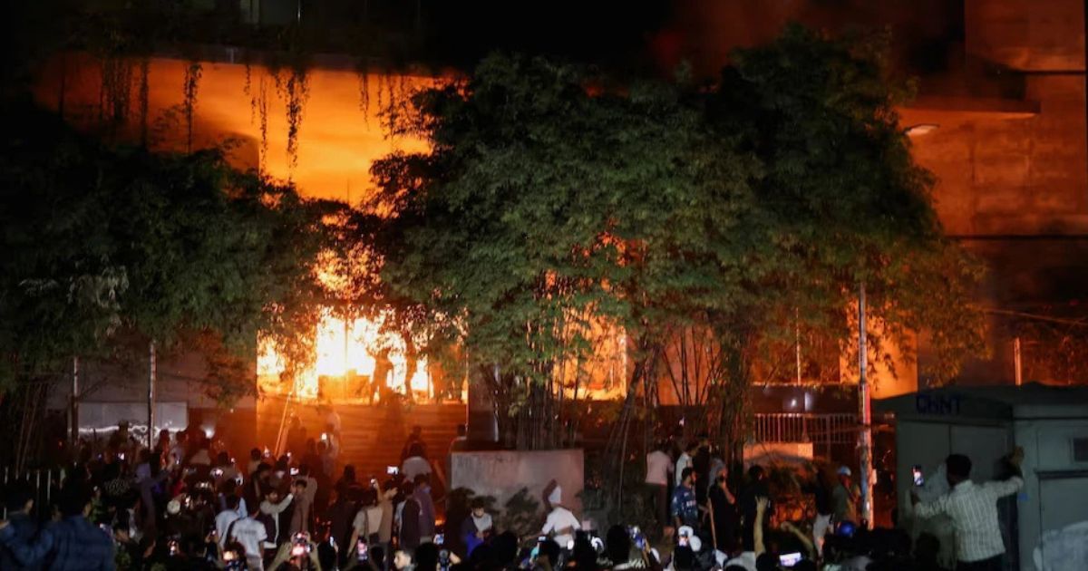 बांग्लादेश में हिंसा की लपटें तेज, छात्र नेता हादी की मौत के बाद बेकाबू भीड़ ने पूर्व गृह मंत्री का घर जलाया, देश में तनाव चरम पर