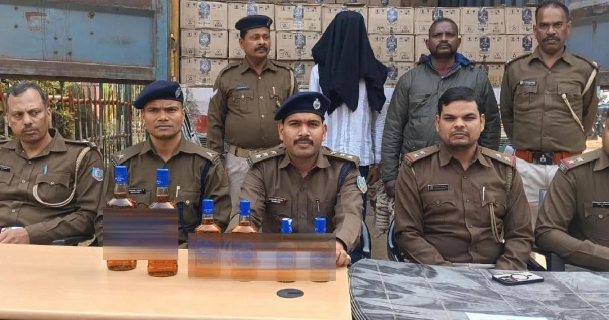 गढ़वा में अवैध शराब तस्करी पर बड़ी कार्रवाई, 1 करोड़ की अंग्रेजी शराब से भरा कंटेनर जब्त