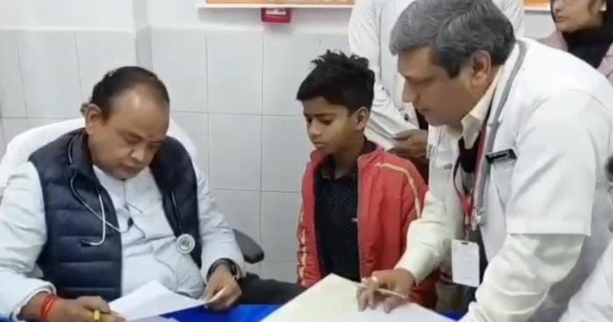 धनबाद सदर अस्पताल में स्वास्थ्य मंत्री का औचक निरीक्षण, खुद ओपीडी में बैठकर मरीजों को देखा