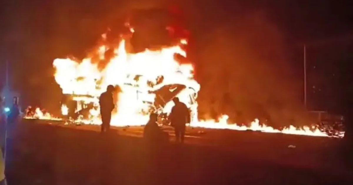 कर्नाटक में बस हादसा: चित्रदुर्ग में निजी स्लीपर बस में लगी आग, कई मौतों की आशंका